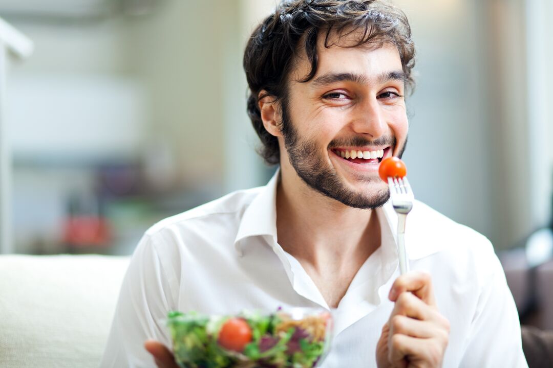 ο άνθρωπος τρώει λαχανικά για δραστικότητα